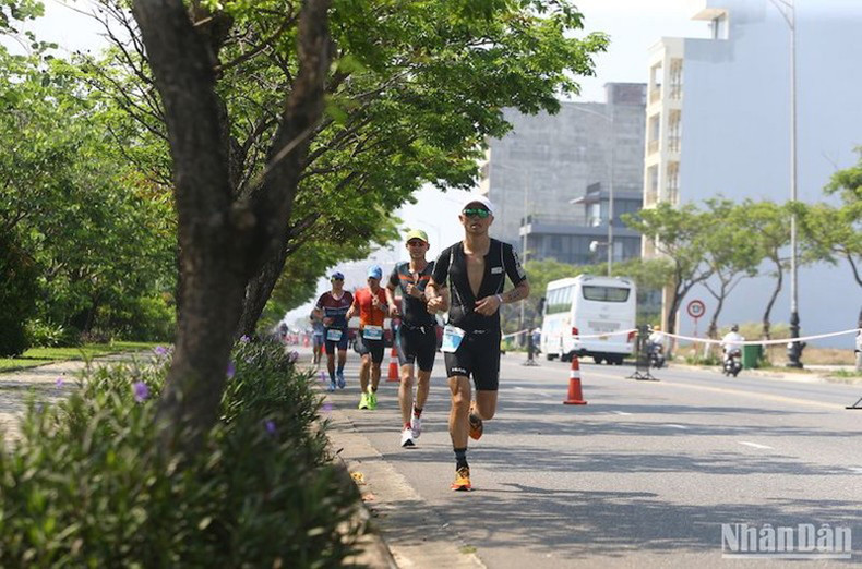 Спортсмены пробегают по самому красивому прибрежному маршруту Дананга. Фото: Ань Дао Спортсмены пробегают по самому красивому прибрежному маршруту Дананга. Фото: Ань Дао