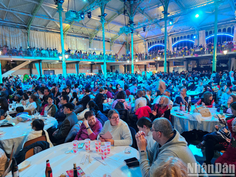 В мероприятии приняло участие большое количество вьетнамцев, проживающих в Париже, Иль-де-Франс и других населенных пунктах Франции. Фото: Кхай Хоан – Минь Зюи