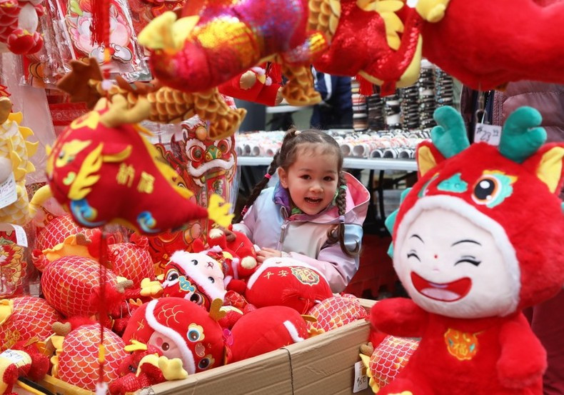Дети наслаждаются новогодними игрушками в Сан-Франциско (Калифорния, США). Фото: Синьхуа/ВИА