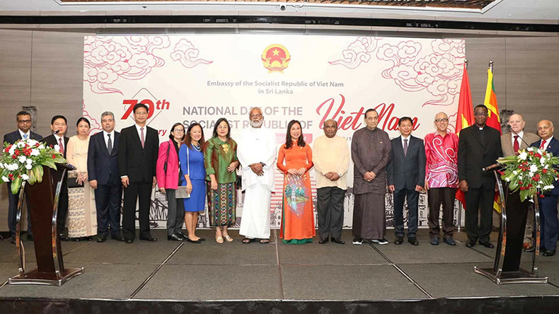Посол Вьетнама в Шри-Ланке Чинь Тхи Там фотографируется с гостями. Фото: baoquocte.vn Посол Вьетнама в Шри-Ланке Чинь Тхи Там фотографируется с гостями. Фото: baoquocte.vn