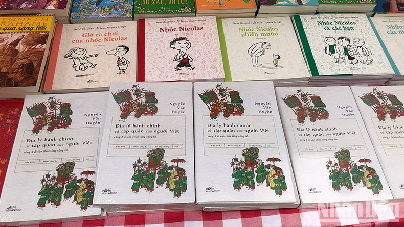 Книга «Административная география и обычаи вьетнамского народа» в книжном магазине «Нянам».