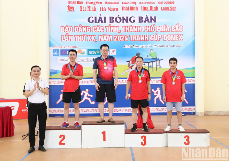 Журналист Ву Тхань Лонг (газета «Хайзыонг») занял первое место в одиночном разряде среди мужчин старше 50 лет. Журналист Ву Тхань Лонг (газета «Хайзыонг») занял первое место в одиночном разряде среди мужчин старше 50 лет.