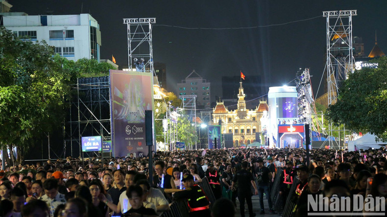 Тысячи людей собрались на пешеходной улице Нгуенхюэ (1-й район, город Хошимин) для участия в художественной программе, посвященной встрече Нового года. Фото: Тхэ Ань Тысячи людей собрались на пешеходной улице Нгуенхюэ (1-й район, город Хошимин) для участия в художественной программе, посвященной встрече Нового года. Фото: Тхэ Ань