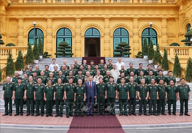 Товарищ То Лам и делегаты фотографируются на память. Фото: ВИА Товарищ То Лам и делегаты фотографируются на память. Фото: ВИА