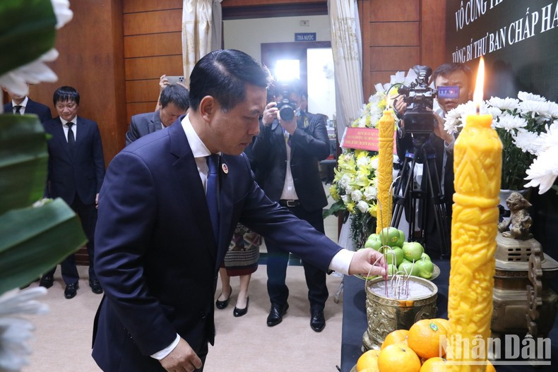 Член Политбюро, Вице-премьер, Министр иностранных дел Лаоса Салэмсай Коммасит чтит память Генерального секретаря ЦК КПВ Нгуен Фу Чонга. Член Политбюро, Вице-премьер, Министр иностранных дел Лаоса Салэмсай Коммасит чтит память Генерального секретаря ЦК КПВ Нгуен Фу Чонга.