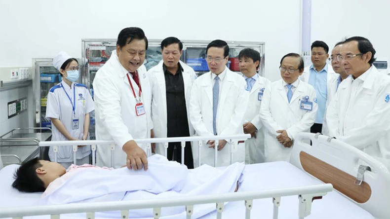 Президент Во Ван Тхыонг навещает ребенка-пациента, находящегося на лечении в 1-й Детской больнице. Фото: ВИА Президент Во Ван Тхыонг навещает ребенка-пациента, находящегося на лечении в 1-й Детской больнице. Фото: ВИА