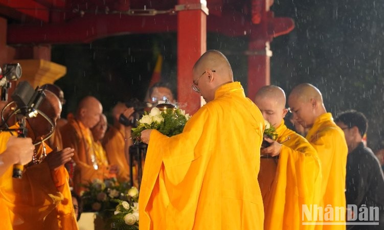 Монахи и буддисты участвуют в церемонии зажигания 7 цветков лотоса на реке Хыонг.