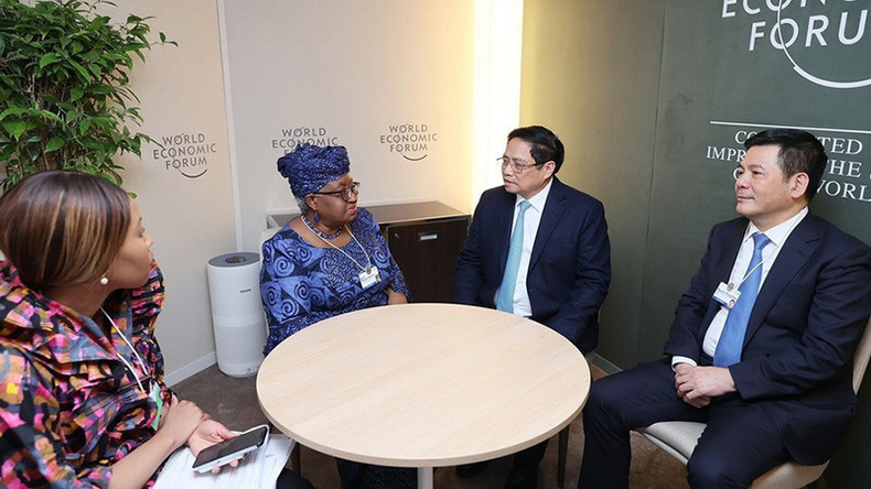 Премьер-министр Фам Минь Тьинь на встрече с Генеральным секретарем Всемирной торговой организации (ВТО) Нгози Оконджо-Ивеала. Фото: ВИА Премьер-министр Фам Минь Тьинь на встрече с Генеральным секретарем Всемирной торговой организации (ВТО) Нгози Оконджо-Ивеала. Фото: ВИА