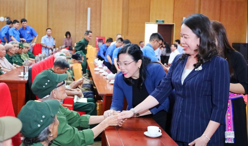 И.о. Президента Во Тхи Ань Суан навещает людей, имеющих заслуги перед Отечеством, в уезде Диньхоа. И.о. Президента Во Тхи Ань Суан навещает людей, имеющих заслуги перед Отечеством, в уезде Диньхоа.