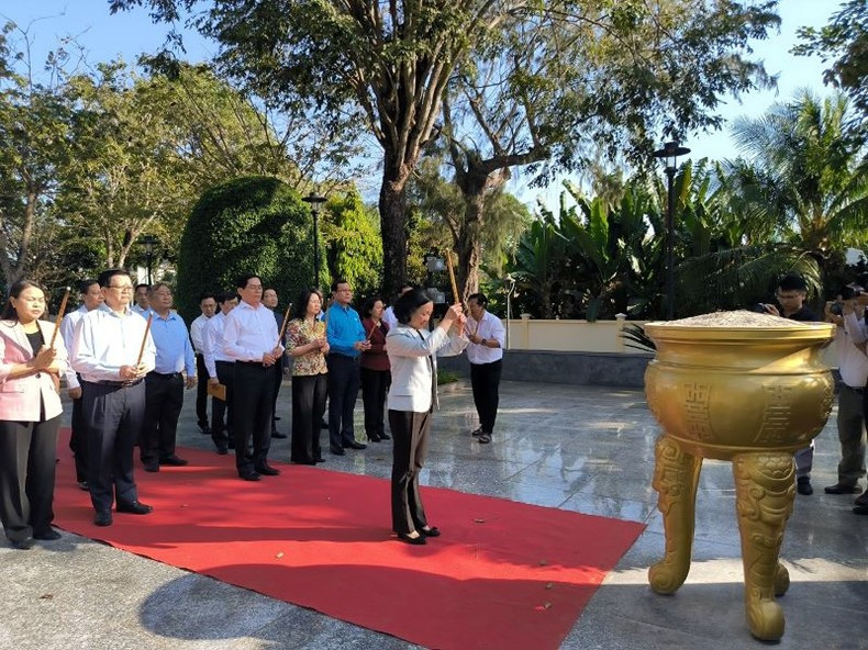 Товарищ Чыонг Тхи Май возлагает венок и воскуряет благовония в память о героине Во Тхи Шау. Товарищ Чыонг Тхи Май возлагает венок и воскуряет благовония в память о героине Во Тхи Шау.