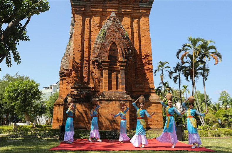 Правление башен-близнецов также воссоздало древние танцы народа Чам, чтобы порадовать посетителей. (Фото: ВИА) Правление башен-близнецов также воссоздало древние танцы народа Чам, чтобы порадовать посетителей. (Фото: ВИА)