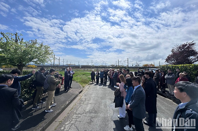 В церемонии приняли участие молодые вьетнамцы и французы. Фото: Минь Зюи В церемонии приняли участие молодые вьетнамцы и французы. Фото: Минь Зюи