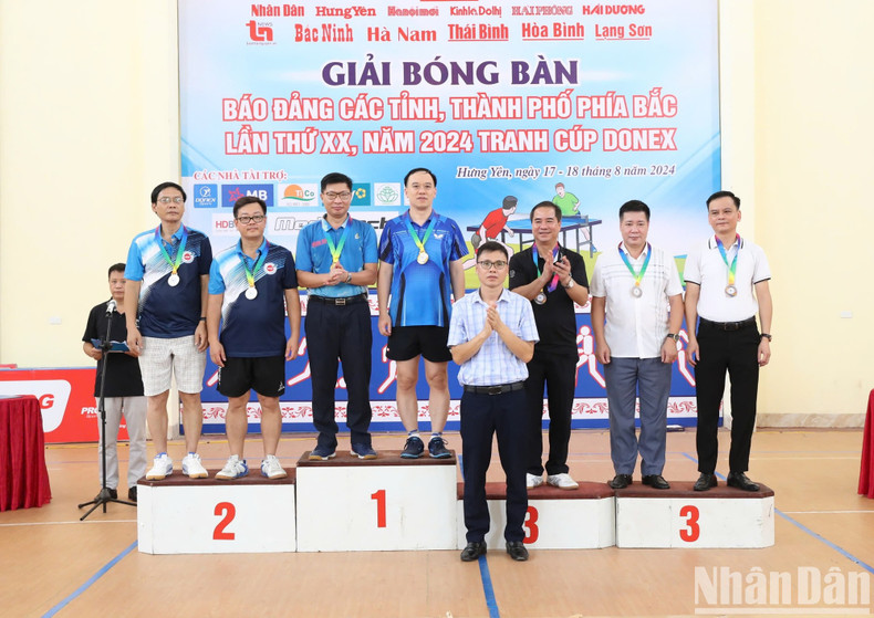 Журналисты Ха Куок Вьет и Нго Вьет Ань (газета «Нянзан») завоевали первое место в мужском парном разряде для руководителей. Журналисты Ха Куок Вьет и Нго Вьет Ань (газета «Нянзан») завоевали первое место в мужском парном разряде для руководителей.