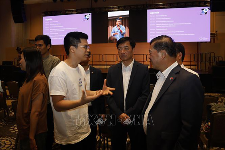 Генерал-полковник Нгуен Зюи Нгок (в центре) на выставке о программных решениях для предоставления качественных государственных услуг населению. Генерал-полковник Нгуен Зюи Нгок (в центре) на выставке о программных решениях для предоставления качественных государственных услуг населению.