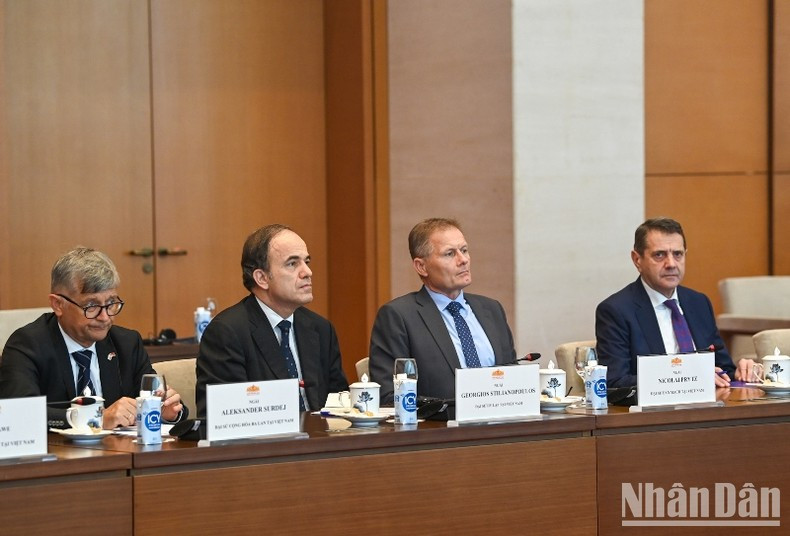 Послы и поверенные в делах стран-членов ЕС на приеме. Фото: Зюи Линь Послы и поверенные в делах стран-членов ЕС на приеме. Фото: Зюи Линь