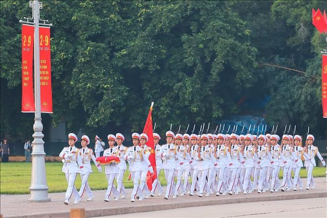 Почетный караул готовится провести церемонию поднятия флага. Почетный караул готовится провести церемонию поднятия флага.