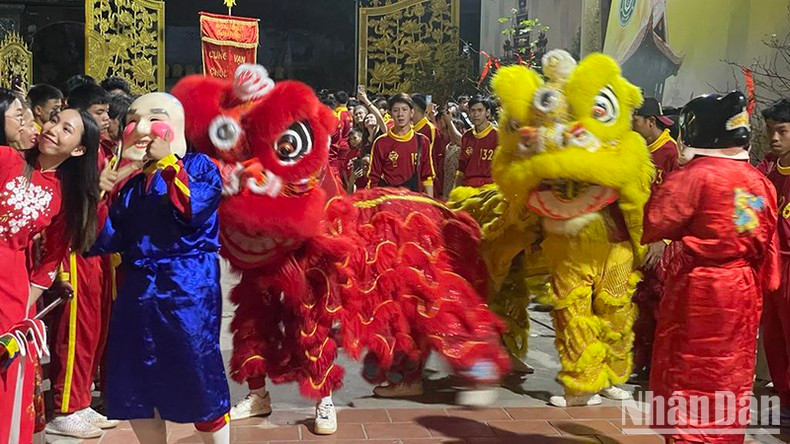 Исполнение танца львов в пагоде Фаттить в канун Нового года. Фото: Хай Тиен Исполнение танца львов в пагоде Фаттить в канун Нового года. Фото: Хай Тиен