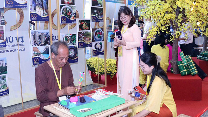 Делегаты наблюдают, как ремесленники делают традиционные детские игрушки «тохе». Фото: Суан Кху Делегаты наблюдают, как ремесленники делают традиционные детские игрушки «тохе». Фото: Суан Кху