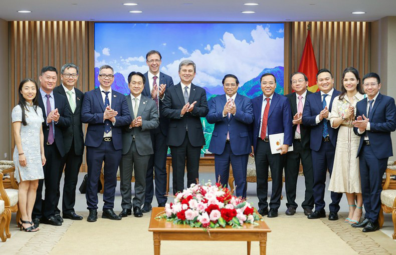 Премьер-министр Фам Минь Тьинь и делегаты фотографируются на память. Фото: Чан Хай Премьер-министр Фам Минь Тьинь и делегаты фотографируются на память. Фото: Чан Хай