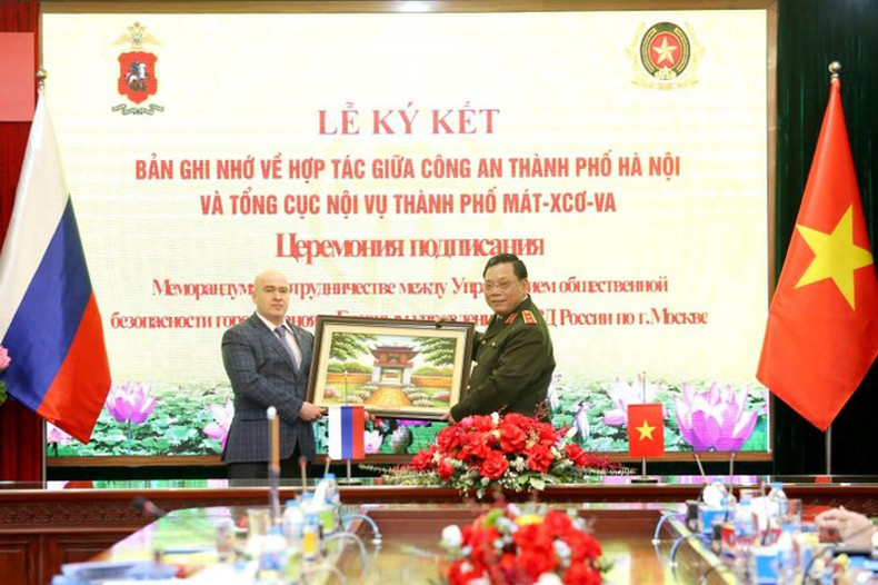 Генерал-лейтенант Нгуен Хай Чунг вручает рабочей делегации памятный подарок. Генерал-лейтенант Нгуен Хай Чунг вручает рабочей делегации памятный подарок.