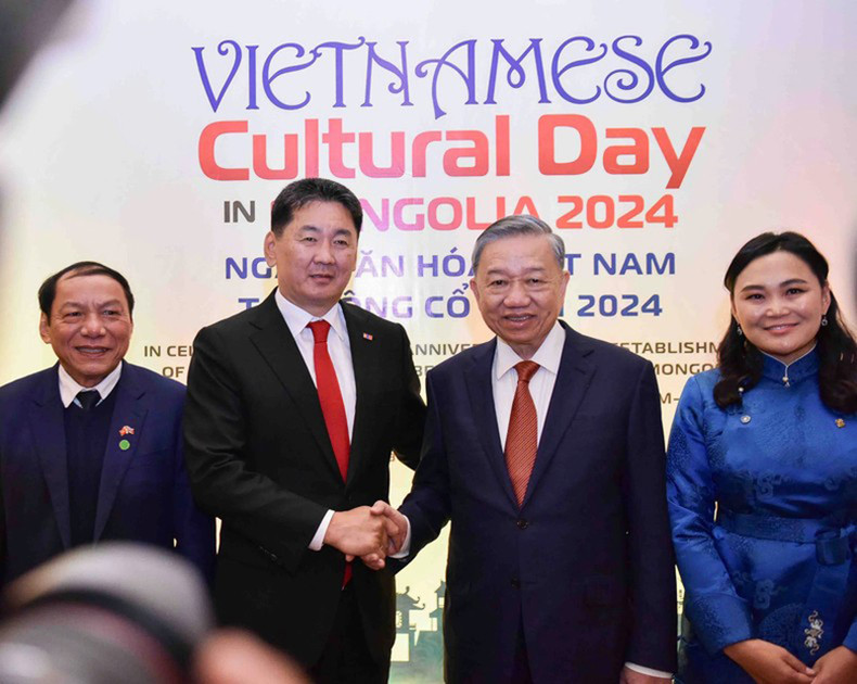 Генеральный секретарь ЦК КПВ, Президент То Лам и Президент Ухнаагийн Хурэлсух принимают участие в мероприятии. Фото: Нгуен Хонг