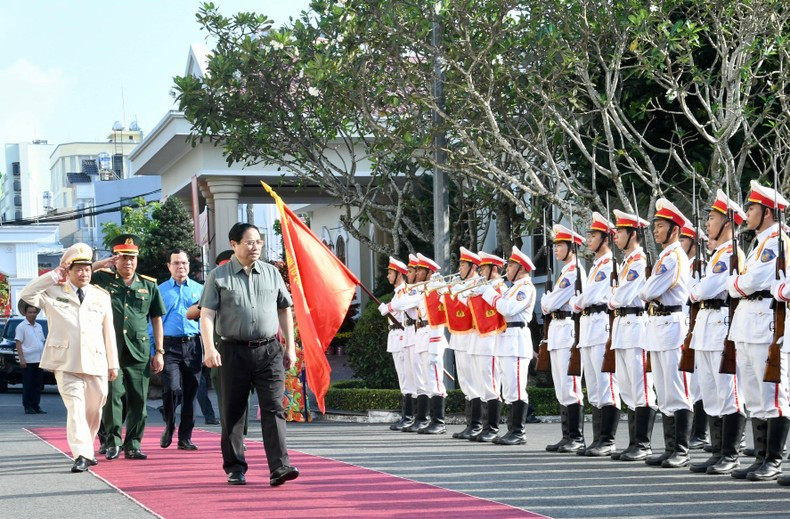 Премьер-министр Фам Минь Тьинь обходит строй почетного караула сил народной общественной безопасности города Кантхо. Премьер-министр Фам Минь Тьинь обходит строй почетного караула сил народной общественной безопасности города Кантхо.