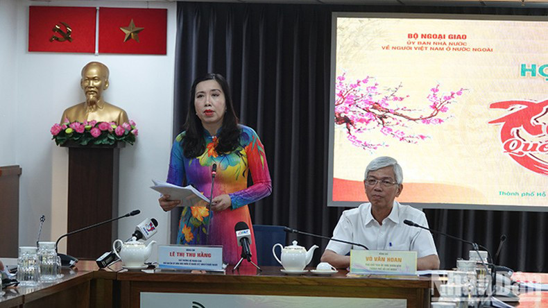 Заместитель министра иностранных дел, Председатель Государственного комитета по делам вьетнамцев, проживающих за рубежом, Ле Тхи Тху Ханг информирует делегатов о программе «Весна на Родине» 2024 г. Заместитель министра иностранных дел, Председатель Государственного комитета по делам вьетнамцев, проживающих за рубежом, Ле Тхи Тху Ханг информирует делегатов о программе «Весна на Родине» 2024 г.