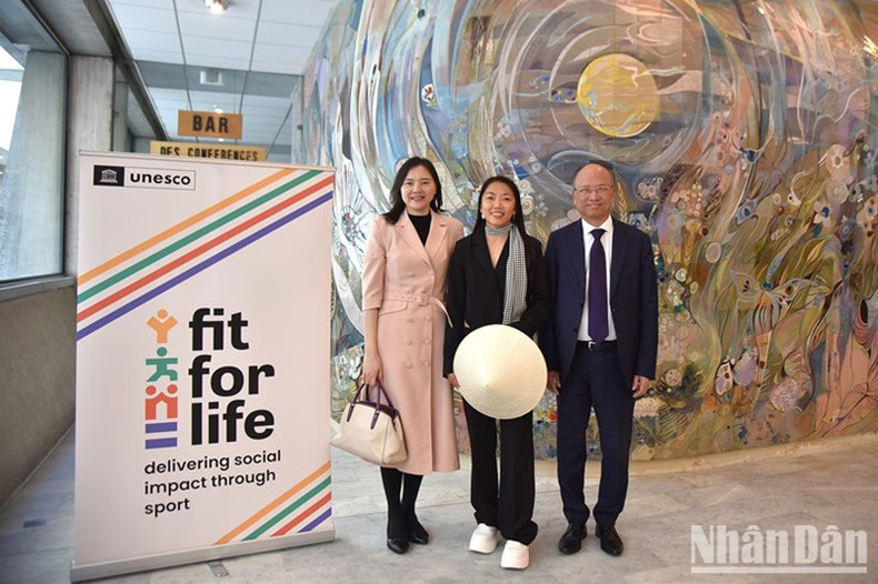 Посол Вьетнама во Франции Динь Тоан Тханг (справа), Посол, глава Постоянной миссии Вьетнама при ЮНЕСКО Нгуен Тхи Ван Ань (слева) фотографируются с Хюинь Ньы. Фото: Минь Зюи Посол Вьетнама во Франции Динь Тоан Тханг (справа), Посол, глава Постоянной миссии Вьетнама при ЮНЕСКО Нгуен Тхи Ван Ань (слева) фотографируются с Хюинь Ньы. Фото: Минь Зюи