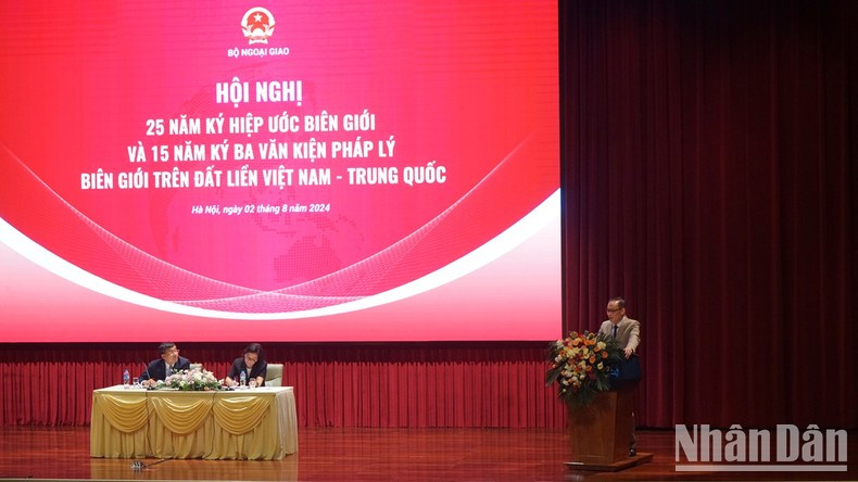 Заведующий Отделом ЦК КПВ по внешним связям Ле Хоай Чунг выступает с речью. Фото: Чунг Хынг Заведующий Отделом ЦК КПВ по внешним связям Ле Хоай Чунг выступает с речью. Фото: Чунг Хынг