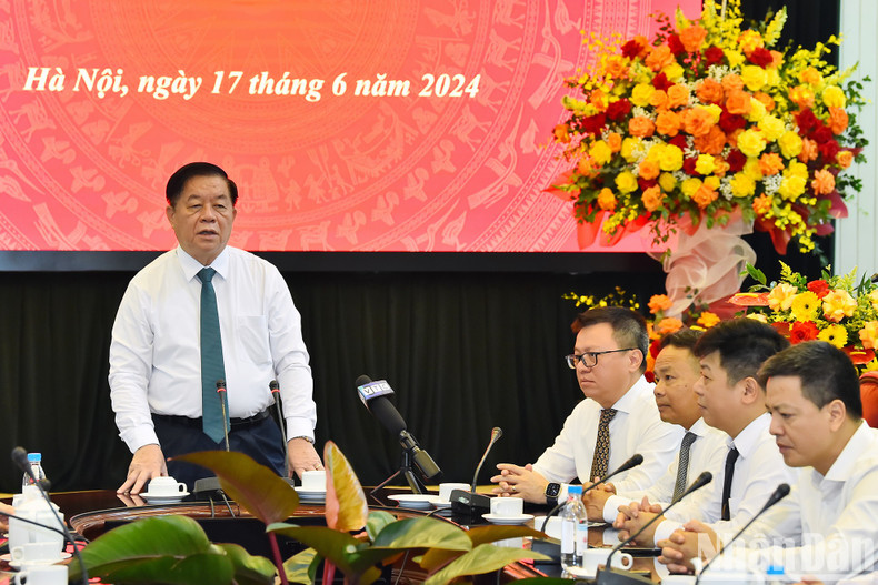 Товарищ Нгуен Чонг Нгиа высоко оценил пропагандистские результаты, достигнутые газетой «Нянзан» за последнее время, особенно специальный информационный период о 70-летии победы в битве под Дьенбьенфу. Товарищ Нгуен Чонг Нгиа высоко оценил пропагандистские результаты, достигнутые газетой «Нянзан» за последнее время, особенно специальный информационный период о 70-летии победы в битве под Дьенбьенфу.