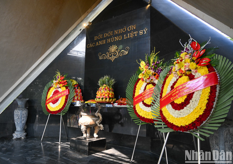 Генеральный секретарь ЦК КПВ Нгуен Фу Чонг направил венок в память о павших бойцах.