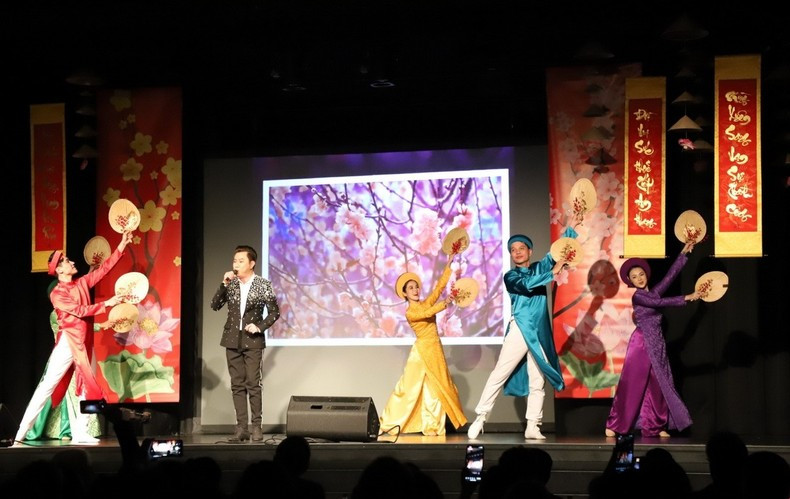 Танцевальный номер художественной труппы г. Хошимина в Франкфурте. Фото: ВИА Танцевальный номер художественной труппы г. Хошимина в Франкфурте. Фото: ВИА