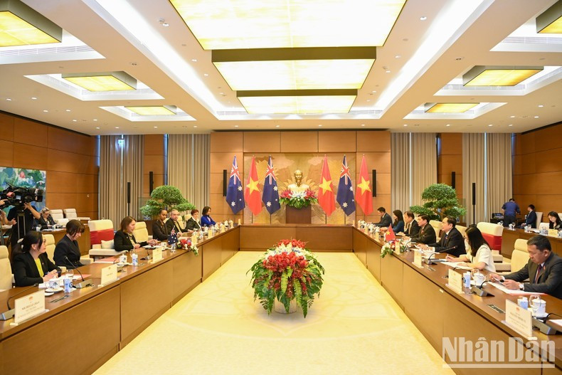 Общий вид переговоров в здании НС Вьетнама. Общий вид переговоров в здании НС Вьетнама.