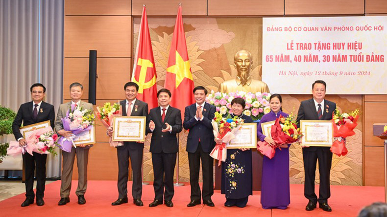 Товарищи Нгуен Ван Тхэ и Буй Ван Кыонг вручают знаки «30 лет членства в КПВ». Товарищи Нгуен Ван Тхэ и Буй Ван Кыонг вручают знаки «30 лет членства в КПВ».