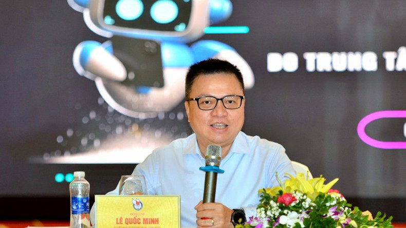 Главный редактор газеты «Нянзан» Ле Куок Минь выступает с речью. Главный редактор газеты «Нянзан» Ле Куок Минь выступает с речью.