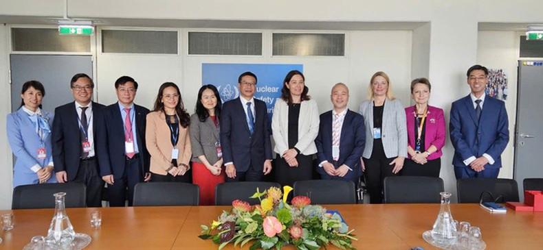 Вьетнамская делегация на рабочей встрече с Заместителем генерального директора МАГАТЭ Лиди Эврард и должностными лицами МАГАТЭ. Вьетнамская делегация на рабочей встрече с Заместителем генерального директора МАГАТЭ Лиди Эврард и должностными лицами МАГАТЭ.