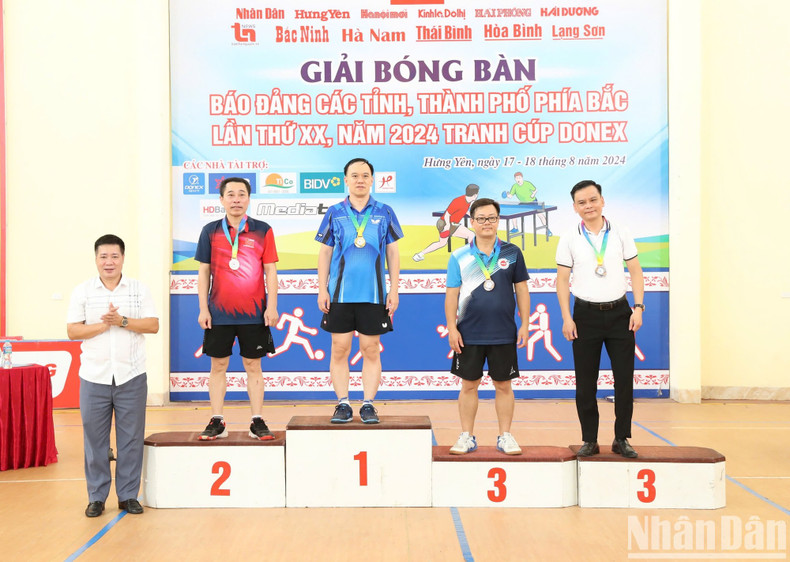 Журналист Нго Вьет Ань (газета «Нянзан») выиграл первый приз в мужском одиночном разряде для руководителей. Журналист Нго Вьет Ань (газета «Нянзан») выиграл первый приз в мужском одиночном разряде для руководителей.