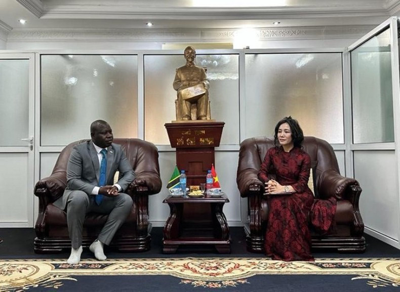 Посол Ву Тхань Хуен принимает г-на Жювеналя Сакубу. Посол Ву Тхань Хуен принимает г-на Жювеналя Сакубу.