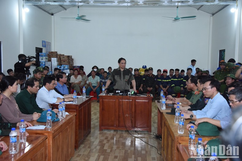 Премьер-министр Фам Минь Тьинь председательствует на оперативном совещании. Фото: Чан Хай Премьер-министр Фам Минь Тьинь председательствует на оперативном совещании. Фото: Чан Хай