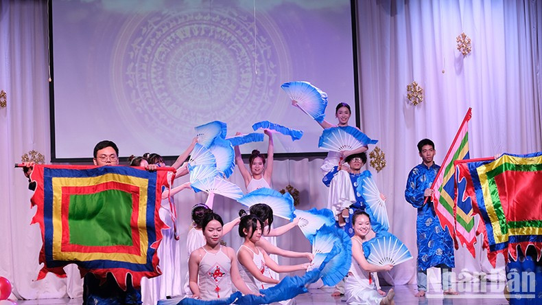 Вьетнамские студенты в Казани исполняют танцевальный номер. Фото: Суан Хынг – Нгок Зиеп