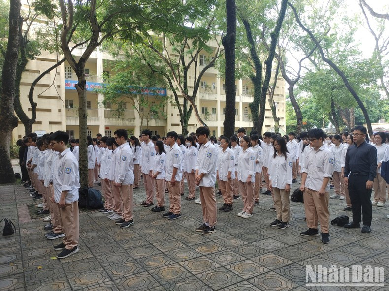 Учителя, ученики и поколения бывших учеников средней общеобразовательной школы имени Нгуен Жа Тхиеу минутой молчания чтят память Генерального секретаря ЦК КПВ Нгуен Фу Чонга. Учителя, ученики и поколения бывших учеников средней общеобразовательной школы имени Нгуен Жа Тхиеу минутой молчания чтят память Генерального секретаря ЦК КПВ Нгуен Фу Чонга.