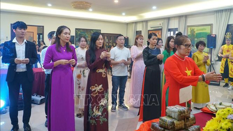 Председатель Общества малайзийско-вьетнамской дружбы Чан Тхи Тьанг и члены общества воскуряют благовония в рамках церемонии. Фото: ВИА Председатель Общества малайзийско-вьетнамской дружбы Чан Тхи Тьанг и члены общества воскуряют благовония в рамках церемонии. Фото: ВИА