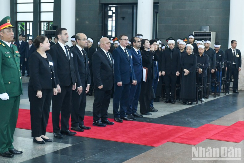 Делегация Алжира чтит память Генерального секретаря ЦК КПВ Нгуен Фу Чонга. Делегация Алжира чтит память Генерального секретаря ЦК КПВ Нгуен Фу Чонга.