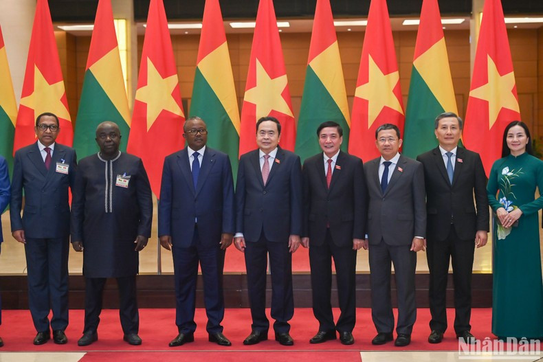 Делегаты двух стран фотографируются на память. Фото: Зюи Линь Делегаты двух стран фотографируются на память. Фото: Зюи Линь