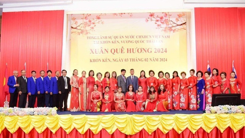 Присутствовавшие на программе фотографируются на память.