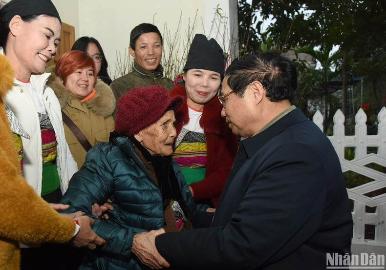 Премьер-министр выразил надежду на то, что вsьетнамская мать-героиня Буй Тхи Ньи всегда будет здорова, продолжит воспитывать поколения, распространять пример революционных традиций, а также будет вносить вклад в строительство красивой, богатой и цивилизованной Родины. Премьер-министр выразил надежду на то, что вsьетнамская мать-героиня Буй Тхи Ньи всегда будет здорова, продолжит воспитывать поколения, распространять пример революционных традиций, а также будет вносить вклад в строительство красивой, богатой и цивилизованной Родины.