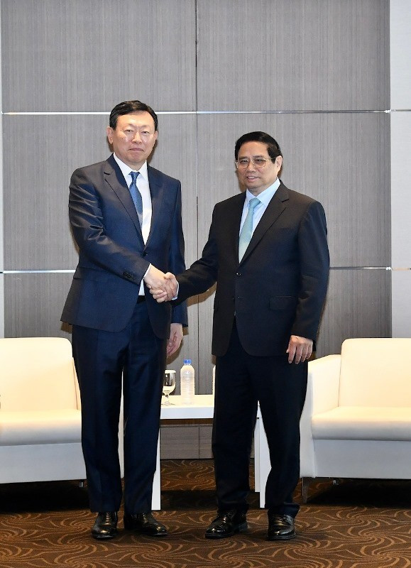 Премьер-министр Фам Минь Тьинь принимает Председателя корпорации Lotte Син Дон Бина. Премьер-министр Фам Минь Тьинь принимает Председателя корпорации Lotte Син Дон Бина.