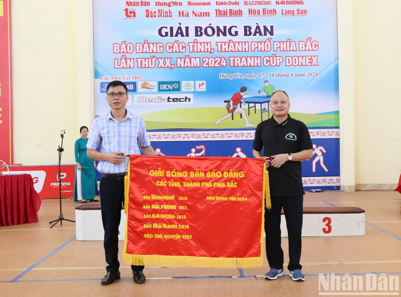 В следующем году газета «Тхайбинь» будет организатором 21-го турнира по настольному теннису среди партийных газеты северных провинций и городов. В следующем году газета «Тхайбинь» будет организатором 21-го турнира по настольному теннису среди партийных газеты северных провинций и городов.