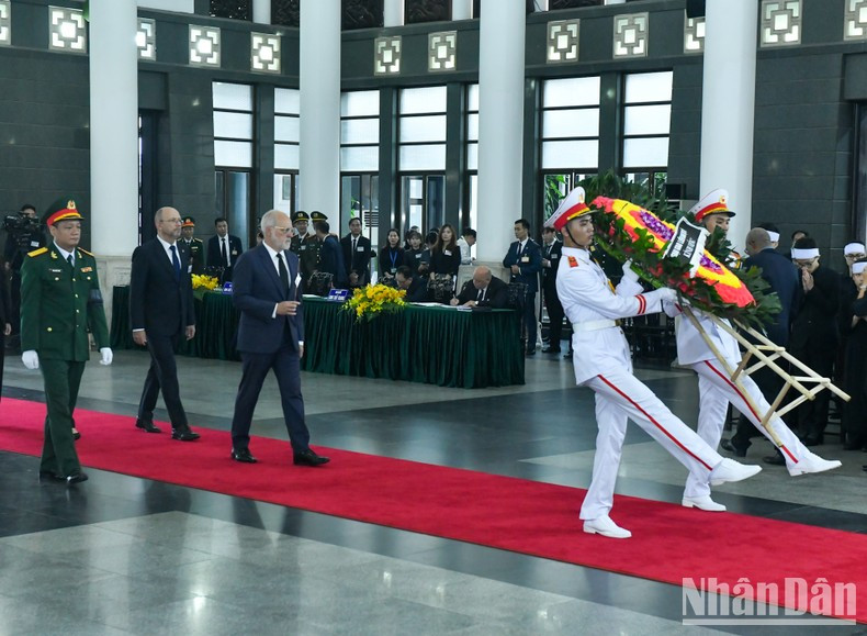 Делегация Швейцарии чтит память Генерального секретаря ЦК КПВ Нгуен Фу Чонга. Делегация Швейцарии чтит память Генерального секретаря ЦК КПВ Нгуен Фу Чонга.