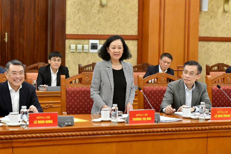 Товарищ Чыонг Тхи Май выступает с заключительной речью. Фото: Данг Кхоа Товарищ Чыонг Тхи Май выступает с заключительной речью. Фото: Данг Кхоа